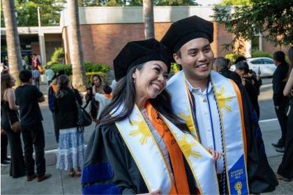 2023年，23岁的Darrin Baluyot和23岁的Janize samiento在麦乔治法学院的年度统一毕业典礼上庆祝他们的毕业.