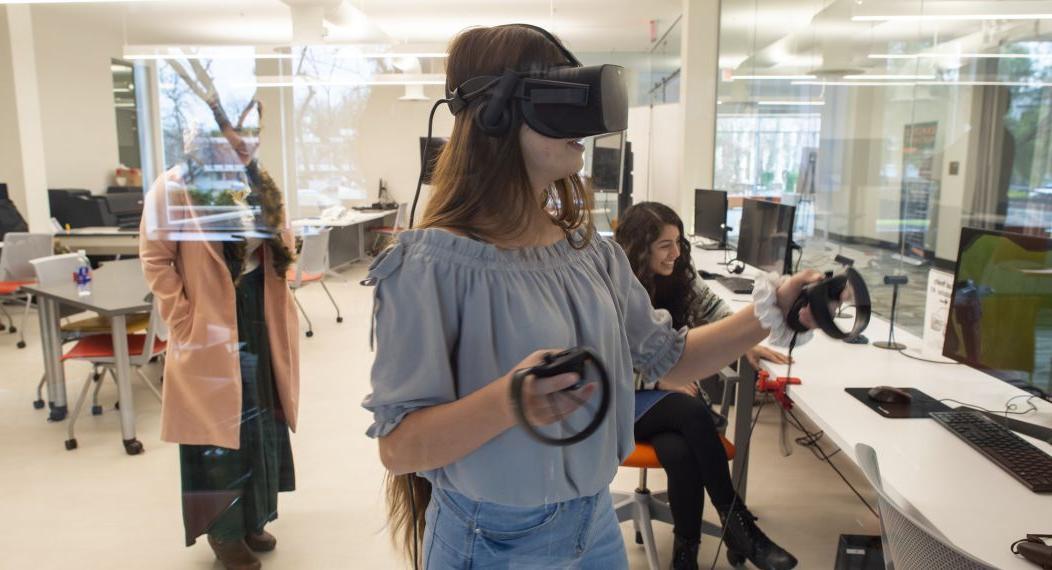 学生体验使用虚拟现实模拟